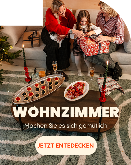 Wohnzimmerszene mit einer Familie, die auf dem Sofa ein Geschenk öffnet, einem Couchtisch mit Snacks und einer warmen Atmosphäre